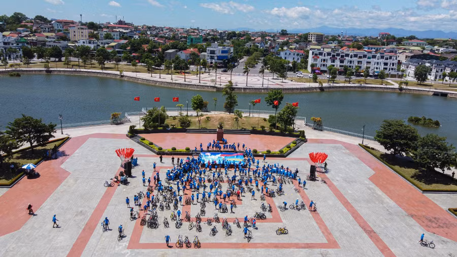 Đoàn dừng chân tại công viên Fidel ở thành phố Đông Hà.