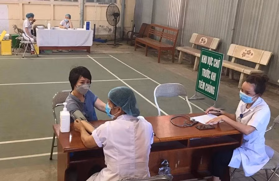 Các cán bộ, giáo viên làm công tác thi được tiêm phòng vắc xin ngừa Covid-19