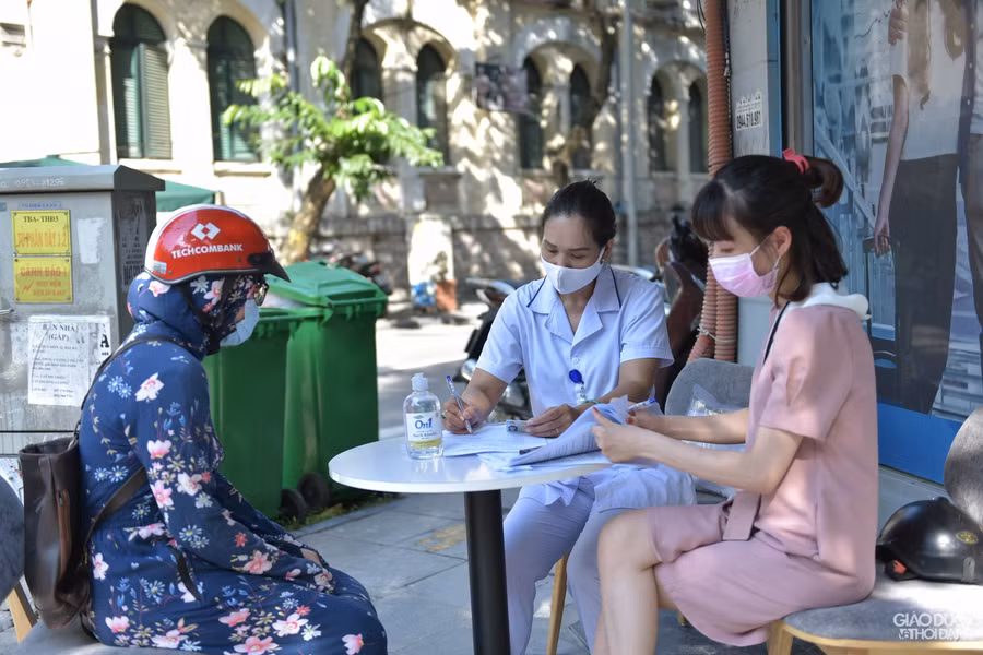 Trước đó, TP Hà Nội yêu cầu mọi người dân ở tại nhà, chỉ ra ngoài trong trường hợp thật sự cần thiết như: Mua lương thực, thực phẩm, thuốc men, cấp cứu, khám chữa bệnh, tiêm chủng và các trường hợp khẩn cấp khác; đi công tác công vụ, làm việc tại cơ quan, công sở, làm việc tại nhà máy, cơ sở sản xuất, cơ sở kinh doanh dịch vụ, hàng hóa thiết yếu được phép hoạt động.