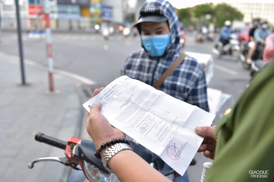 Hà Nội: Mạnh tay xử phạt người dân ra đường không có lý do chính đáng ảnh 7
