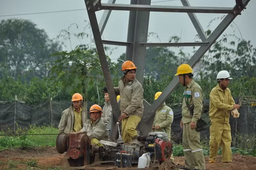 Tập trung thi công vị trí số 10 đường dây 220 kV rẽ nhánh TBA 220 kV Tây Hà Nội những ngày giáp Tết. Ảnh: VGP