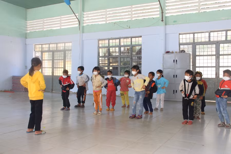 Học sinh học thể dục để cải thiện sức khoẻ.