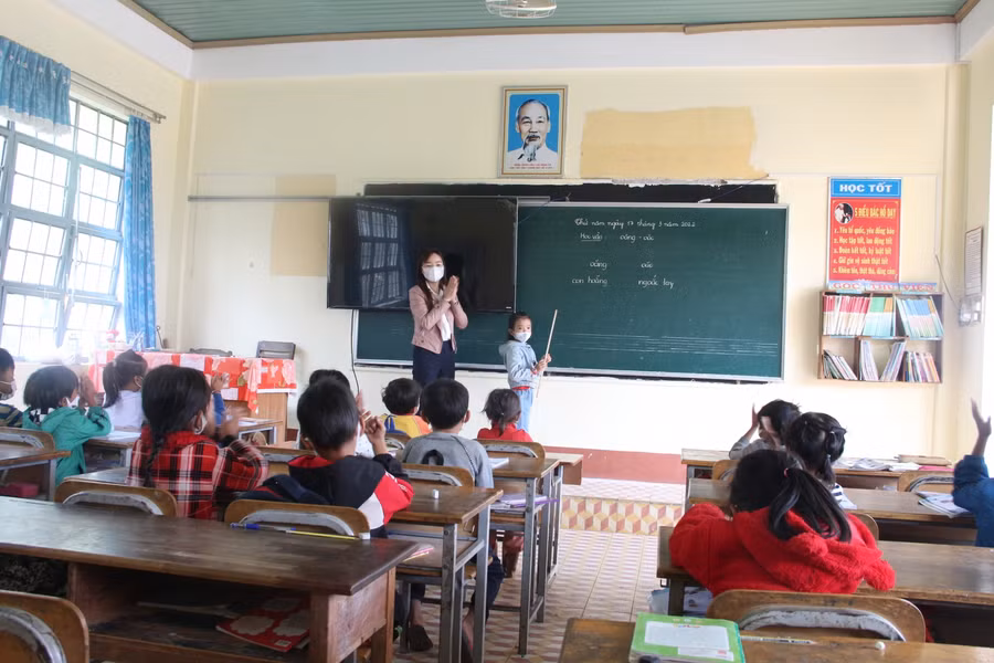 Giáo viên trường PTDT Bán trú Tiểu học Lê Văn Tám tận tình hướng dẫn cho học sinh.