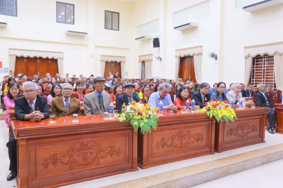 Các nhà giáo lão thành tham dự buổi gặp mặt tri ân các thầy, cô giáo. Các nhà giáo lão thành tham dự buổi gặp mặt tri ân các thầy, cô giáo.