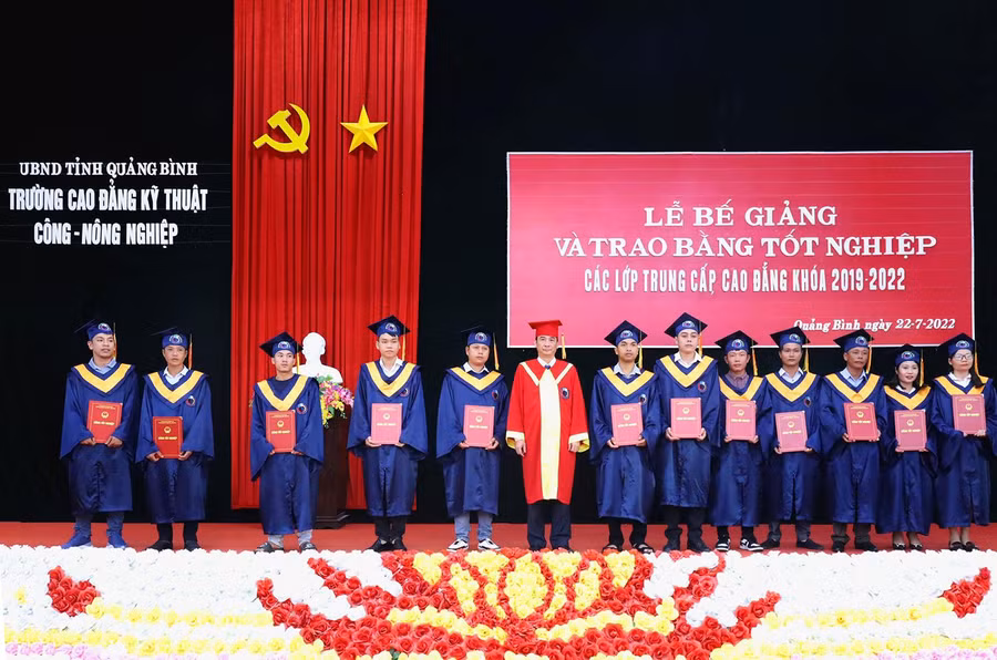 Thạc sĩ Đào Hoài Linh, Hiệu trưởng Trường Cao đẳng kỹ thuật Công - Nông nghiệp Quảng Bình trao bằng tốt nghiệp cho HSSV tốt nghiệp khóa 2019-2022.
