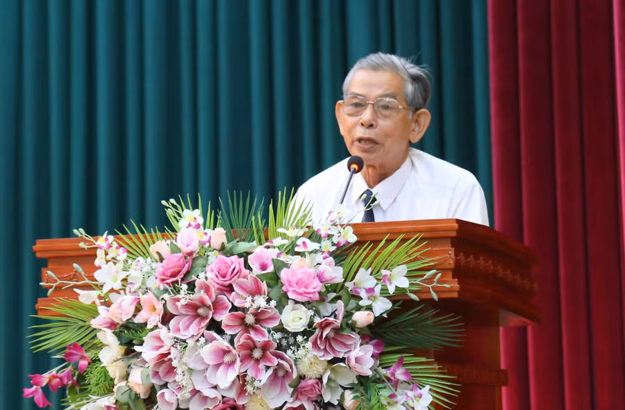 Thầy giáo Hoàng Văn Hậu (huyện Triệu Phong) chia sẻ những kỷ niệm dạy học thời kỳ trước. Thầy giáo Hoàng Văn Hậu (huyện Triệu Phong) chia sẻ những kỷ niệm dạy học thời kỳ trước.