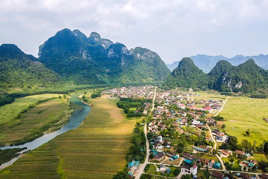 Làng Tân Hóa nằm giữ những núi đá vôi cùng đồng ruộng. Làng Tân Hóa nằm giữ những núi đá vôi cùng đồng ruộng.
