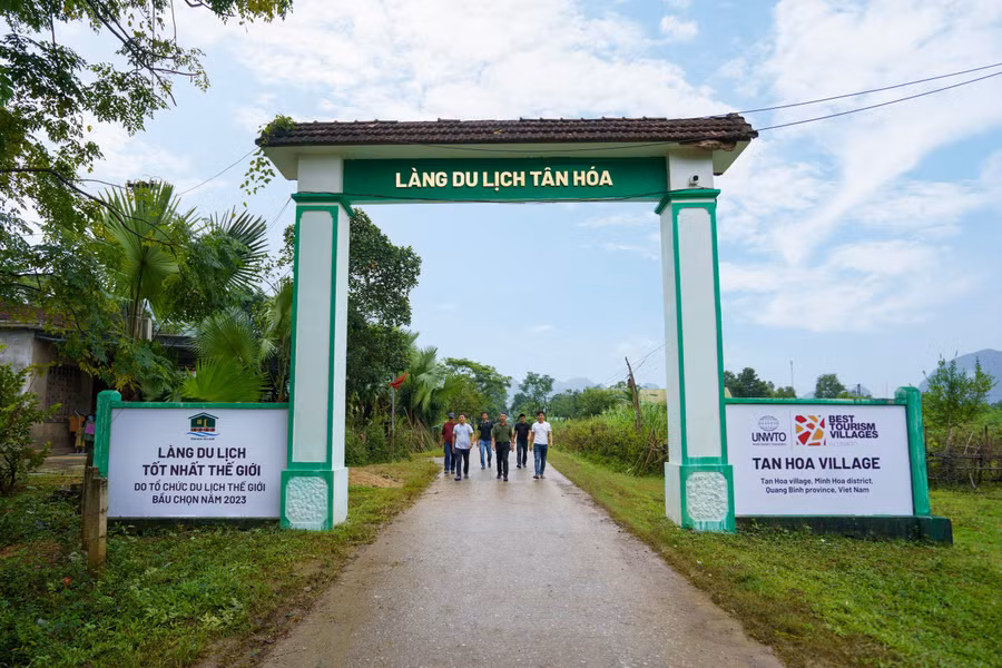 Làng du lịch Tân Hóa thu hút nhiều du khách đến tham quan. Làng du lịch Tân Hóa thu hút nhiều du khách đến tham quan.