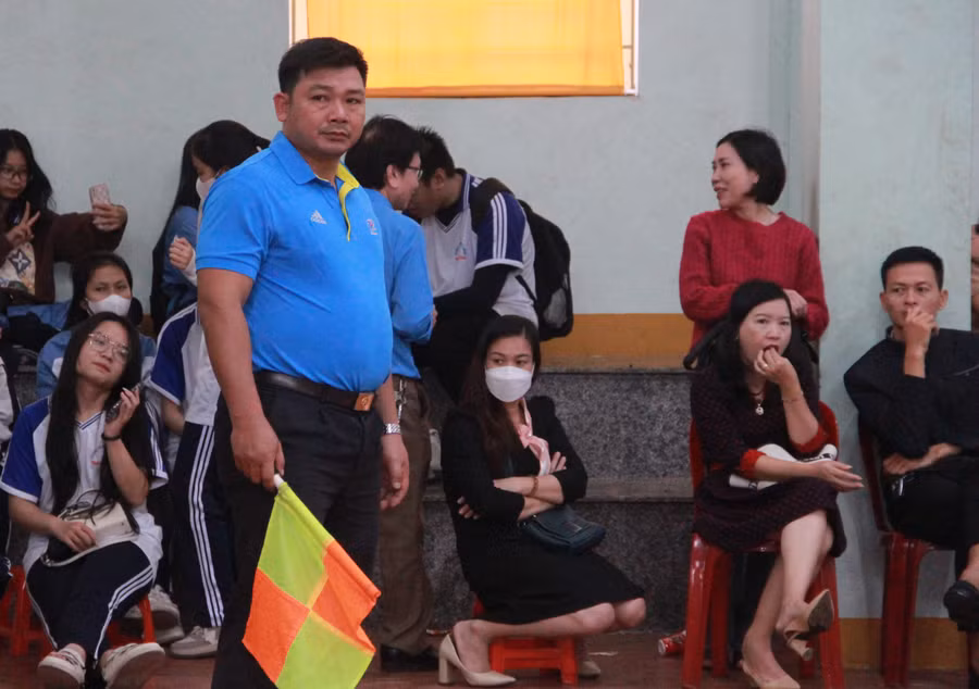 Trọng tài chính điều khiển trận đấu.
