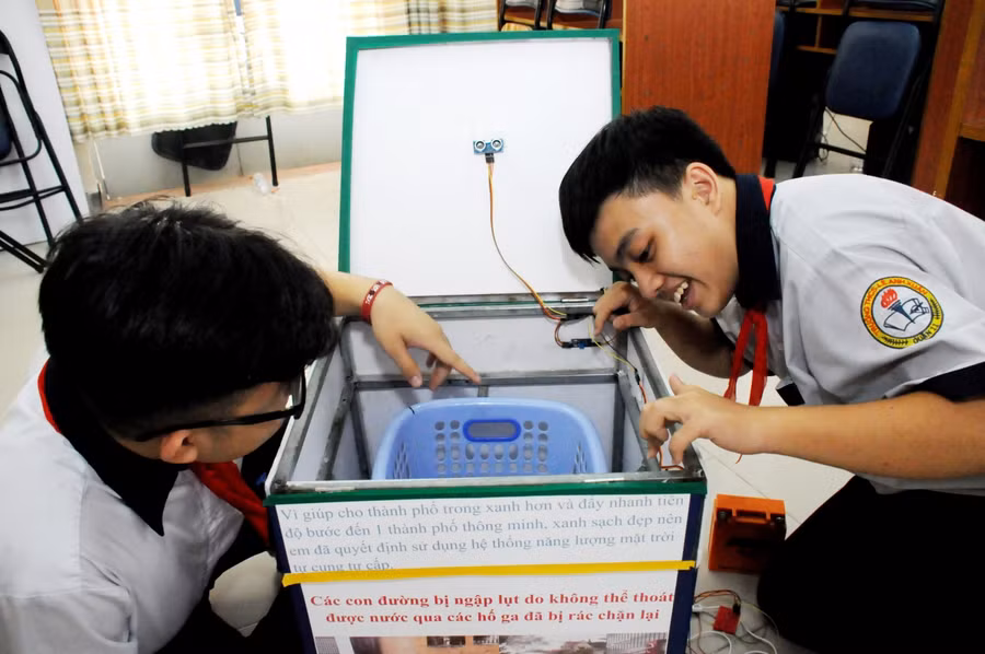 Học sinh cấp Trung học cơ sở say mê với công tác nghiên cứu, sáng tạo khoa học kỹ thuật. Ảnh: Nhân vật cung cấp.