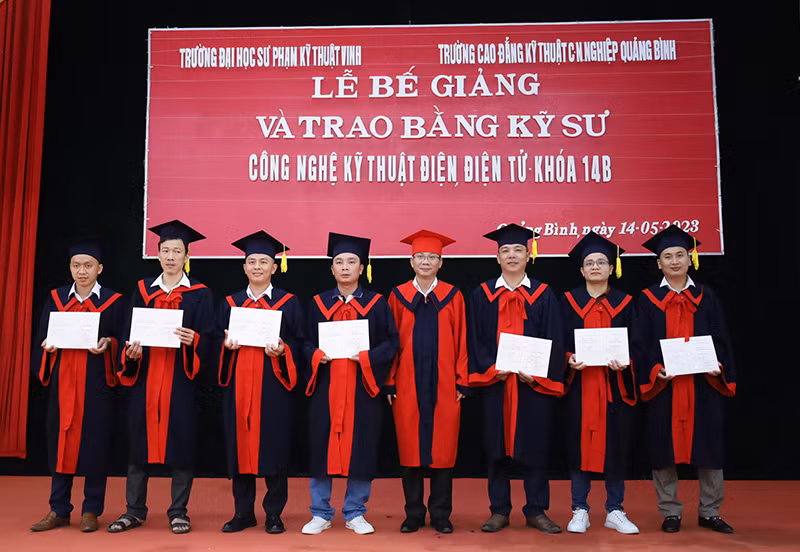 Trường Cao đẳng kỹ thuật Công - Nông nghiệp Quảng Bình bế giảng và trao bằng tốt nghiệp lớp Công nghệ kỹ thuật điện, điện tử K14B. Trường Cao đẳng kỹ thuật Công - Nông nghiệp Quảng Bình bế giảng và trao bằng tốt nghiệp lớp Công nghệ kỹ thuật điện, điện tử K14B.