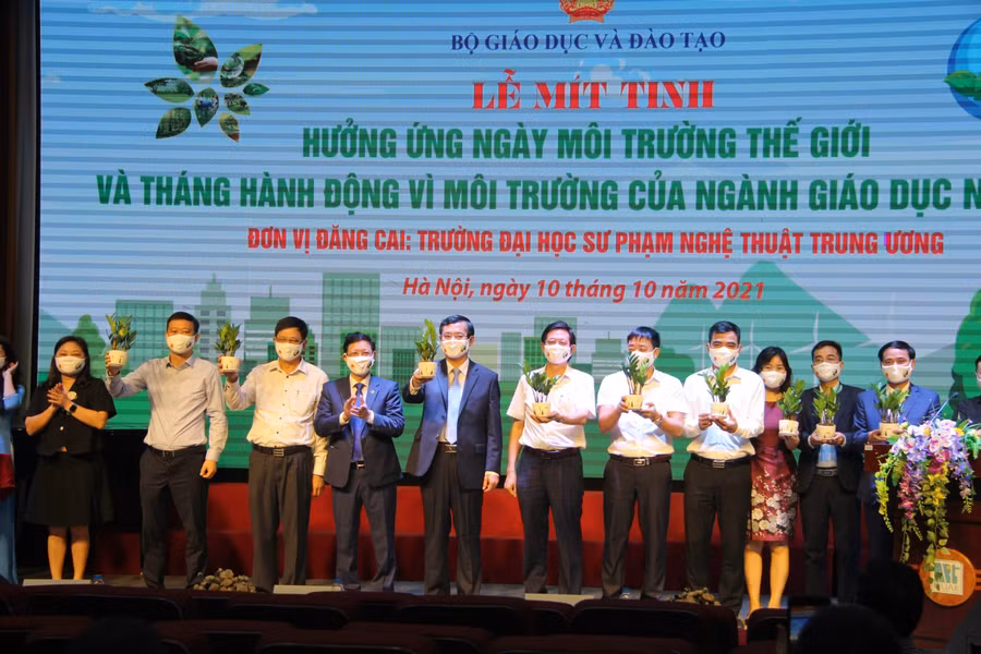 Lãnh đạo Trường ĐH sư phạm nghệ thuật Trung ương trao tặng cây xanh cho các quan khách tham dự.