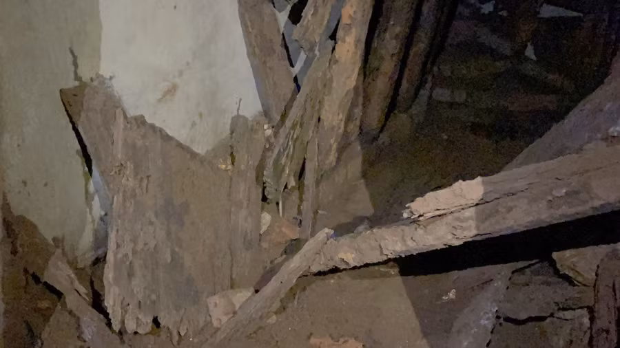 Cửa vào địa đạo bị mối xâm hại gây hư hỏng nghiêm trọng.