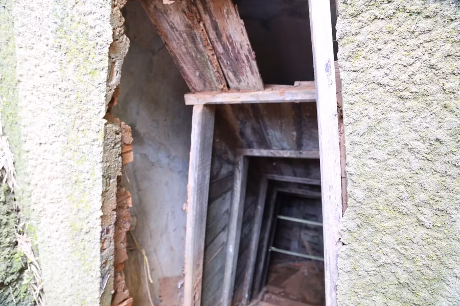 Tại cửa số 11 dẫn vào địa đạo, gỗ đã bị mối ăn mòn.