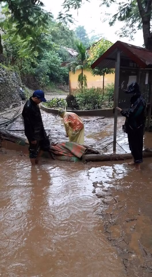 Bùn đất vẫn ngập ngụa, khiến cơ hội tìm kiếm các trang thiết bị để tái sử dụng gần như không có