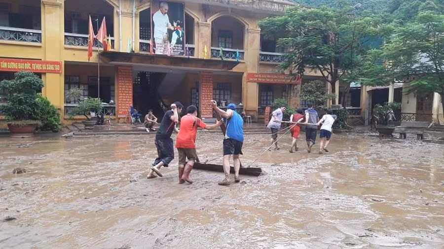 Chỉ mong sao trời không mưa nữa, để thây cô dọn dẹp sạch sẽ, đón học sinh trong ngày khai giảng năm học mới