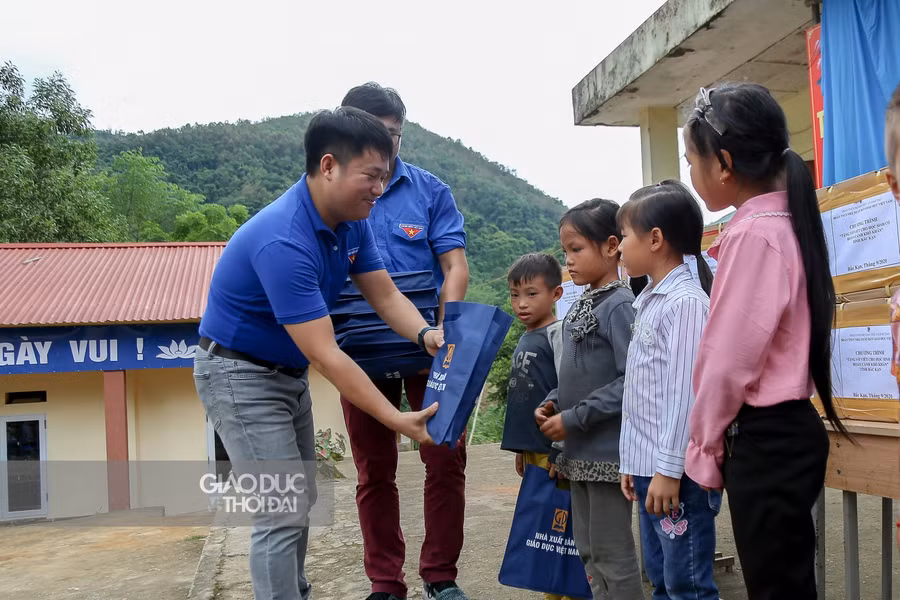 Đồng chí Nguyễn Văn Đại trao tận tay những món quà cho các em học sinh.