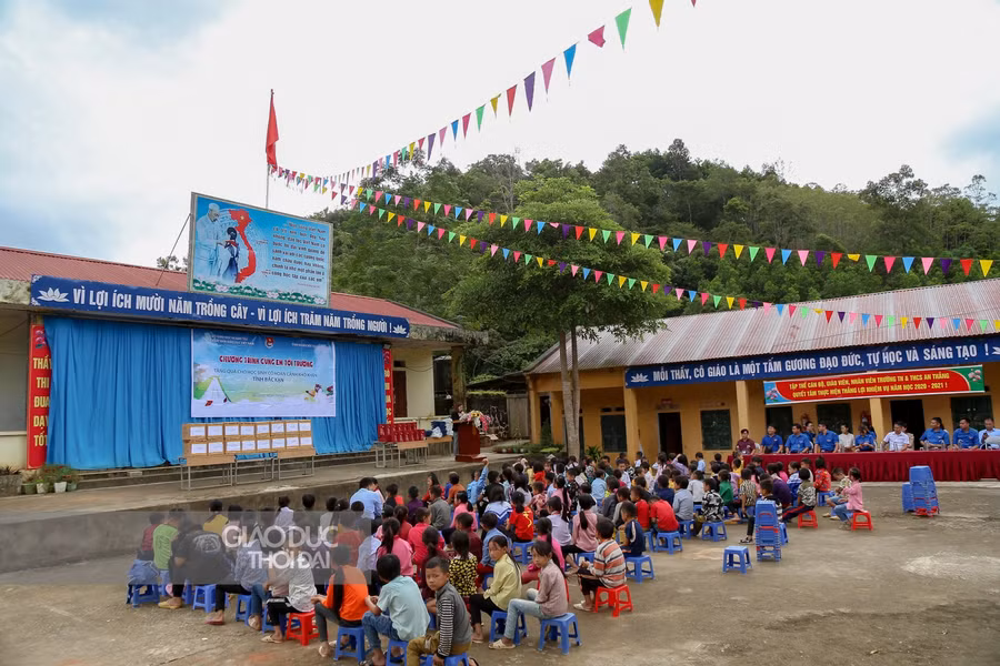 Chương trình đã trao tặng 8.000 cuốn vở viết, 200 suất bánh trung thu cho các em học sinh.