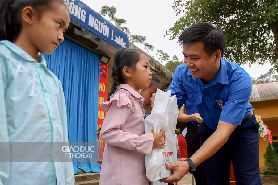 Đ/c Triệu Tiến Trình - Phó bí thư Đoàn thanh niên tỉnh Bắc Kạn trao những phần quà đến tận tay những em học sinh tại điểm trường.