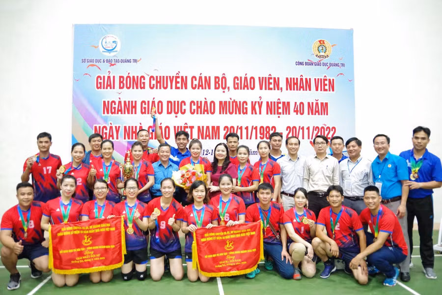 Giải bóng chuyền ngành giáo dục khép lại với nhiều ấn tượng tốt đẹp. Giải bóng chuyền ngành giáo dục khép lại với nhiều ấn tượng tốt đẹp.