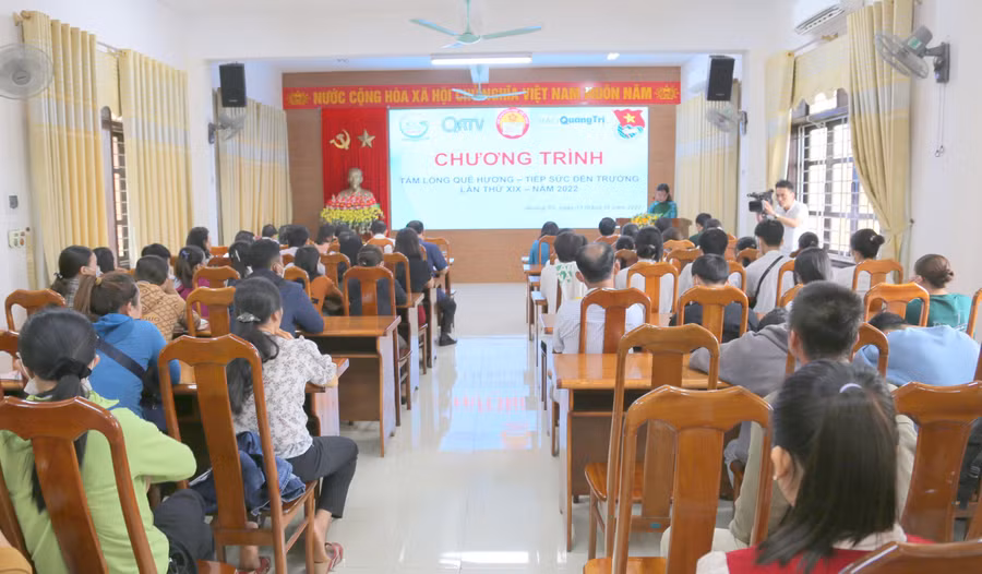Học bổng "Tiếp sức đến trường" hỗ trợ 40 tân sinh viên khó khăn. Học bổng "Tiếp sức đến trường" hỗ trợ 40 tân sinh viên khó khăn.