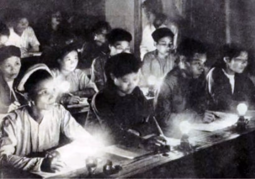 Một lớp học bình dân học vụ năm 1945. Ảnh tư liệu Một lớp học bình dân học vụ năm 1945. Ảnh tư liệu
