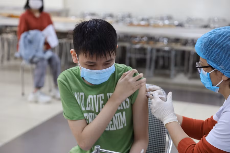 Trong đó có 14 học sinh đã tiêm tại bệnh viện, 7 học sinh đang trong khu phong tỏa hoặc ở quê, và 1 học sinh đăng ký tiêm tại bệnh viện.