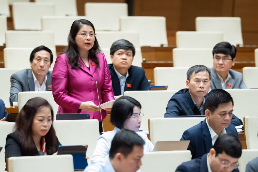 Đại biểu Trần Hồng Nguyên đặt câu hỏi chất vấn Bộ trưởng Bộ Tài chính.