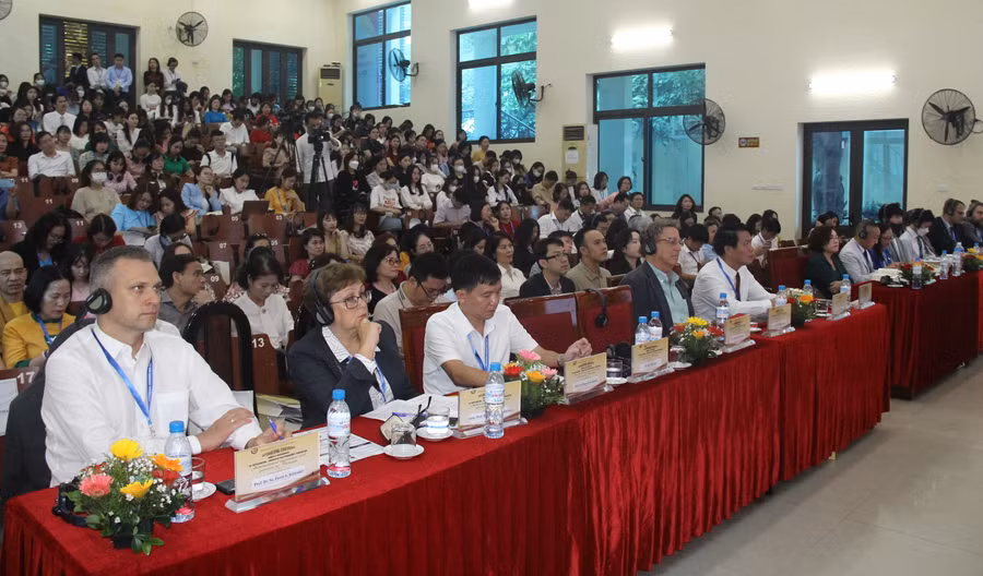 Đông đảo chuyên gia trong nước, quốc tế và sinh viên của Trường ĐH Thủ đô Hà Nội tham dự Hội thảo.