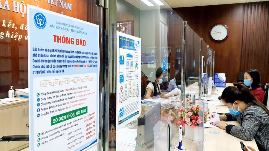 BHXH Việt Nam đã triển khai giảm đóng vào các quỹ BHXH và chi hỗ trợ từ nguồn quỹ BHTN với tổng kinh phí trên 45.444 tỷ đồng cho người lao động và người sử dụng lao động. Ảnh: BHXH Quảng Nam.