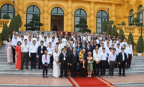 Tổng Bí thư, Chủ tịch nước Nguyễn Phú Trọng chụp ảnh lưu niệm với cả đoàn