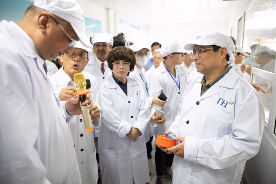 Thủ tướng Phạm Minh Chính thăm khu vực sản xuất của Tập đoàn TH Thủ tướng Phạm Minh Chính thăm khu vực sản xuất của Tập đoàn TH