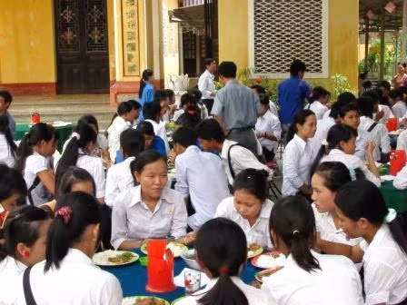 Cơm miễn phí cho sỹ tử và người nhà trong đợt thi ĐH 2011