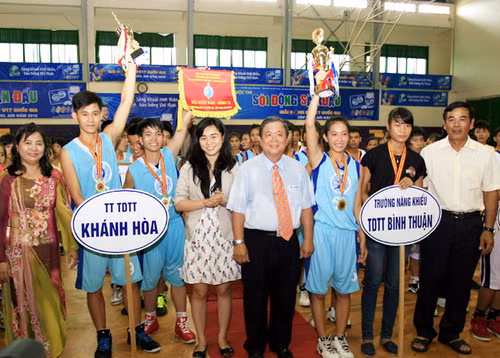 U17 nam Khánh Hòa và U17 nữ Bình Thuận giành cúp Vô địch miền Trung!