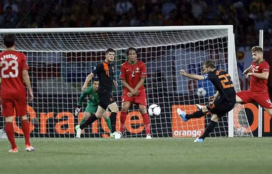 Gục ngã trước BĐN, Hà Lan ngậm ngùi rời Euro 2012 ảnh 2 Van der Vaart đưa Hà Lan vượt lên dẫn trước
