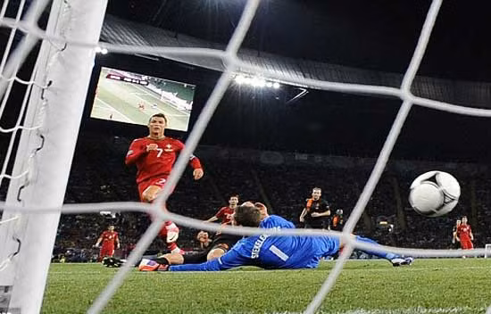 Gục ngã trước BĐN, Hà Lan ngậm ngùi rời Euro 2012 ảnh 4 Để rồi chính Ronaldo kết liễu đội tuyển Hà Lan