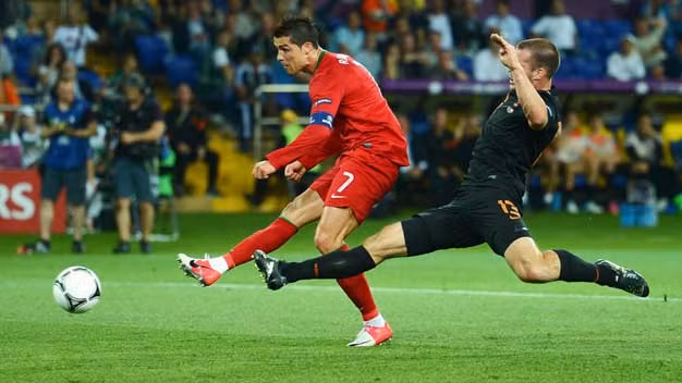 Gục ngã trước BĐN, Hà Lan ngậm ngùi rời Euro 2012 ảnh 3 Ronaldo đã đưa trận đấu trở lại vạch xuất phát