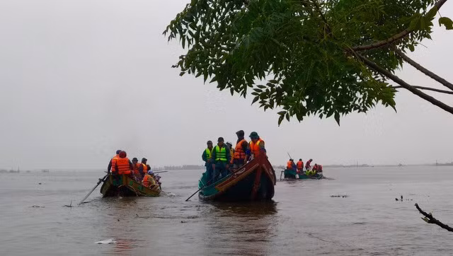 Nhờ sự trợ giúp của những ngư dân mà công tác cứu hộ lũ lụt ở Quảng Bình phát huy hiệu quả cao