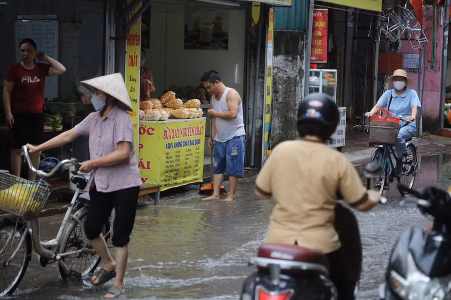 Ngay khi nước rút người dân đã dọn vệ sinh khu vực cửa của gia đình mình.