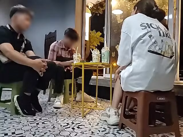 Cũng trên đường ven Hồ Tây tại quán trà chanh Tmore, khoảng 20 khách đang ngồi cả trong và bên ngoài quán.