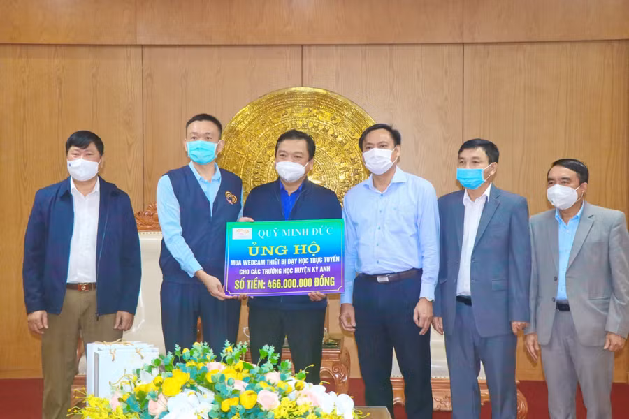 Quỹ Minh Đức (FHS) tài trợ các trường học trên địa bàn Kỳ Anh mua thiết bị hỗ trợ dạy học trực tuyến.
