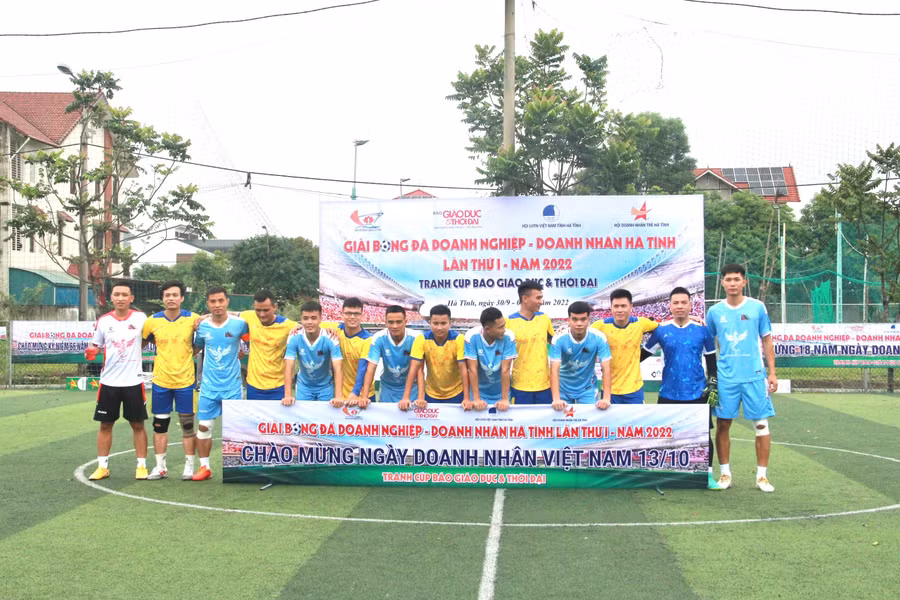 Đội Tập đoàn Hoành Sơn và Doanh nhân Can Lộc mở màn cho trận khai mạc.