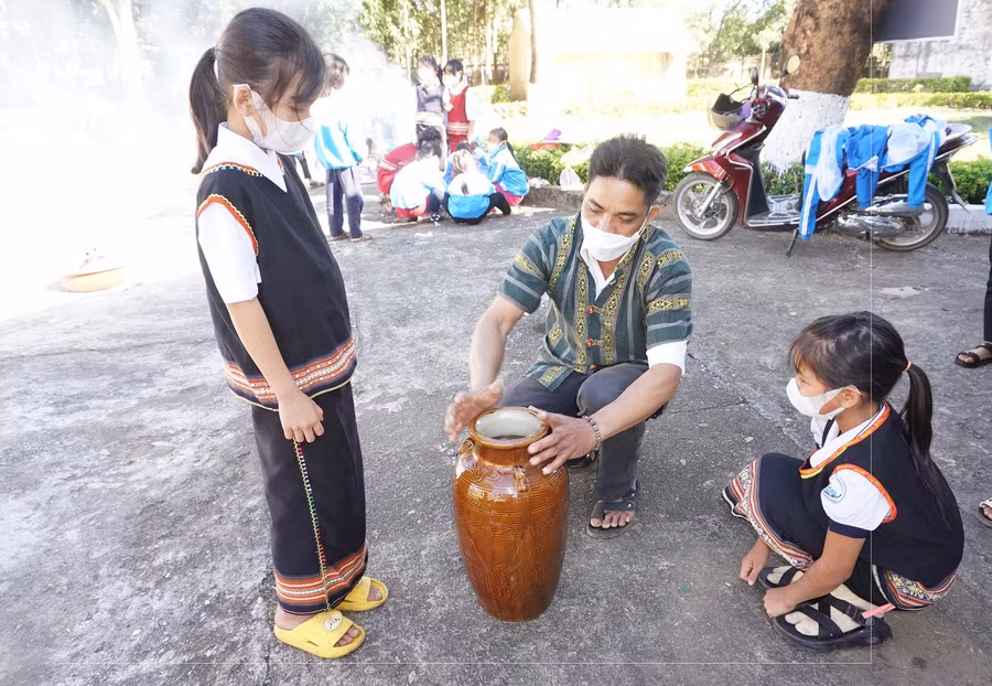 Nhà trường hướng dẫn học sinh trải nghiệm làm rượu ghè.