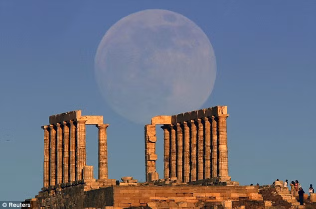 The moon rises over the temple of Poseidon, the ancient Greek god of the seas Read more: http://www.dailymail.co.uk/news/article-2346857/Supermoon-June-2013-Amazing-pictures-solar-systems-best-lunar-weekend.html#ixzz2X62wa3BT Follow us: @MailOnline on Twitter | DailyMail on Facebook