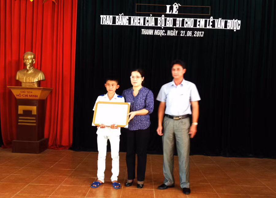 Học sinh Lê Văn Được nhận bằng khen của Bộ trưởng Phạm Vũ Luận