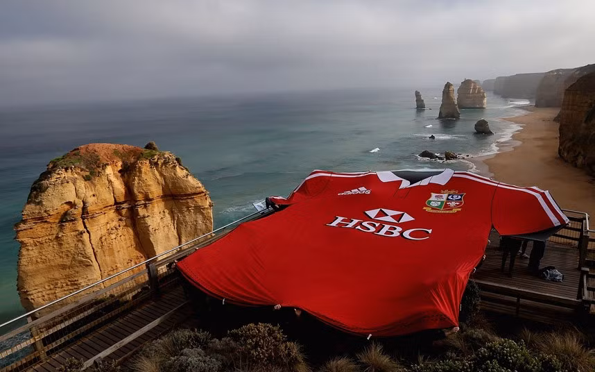 Chiếc áo khổng lồ của đội bóng chày British & Irish Lions tại Melbourne (Australia) A huge British & Irish Lions rugby shirt was unveiled at the 12 Apostles near Melbourne, Australia