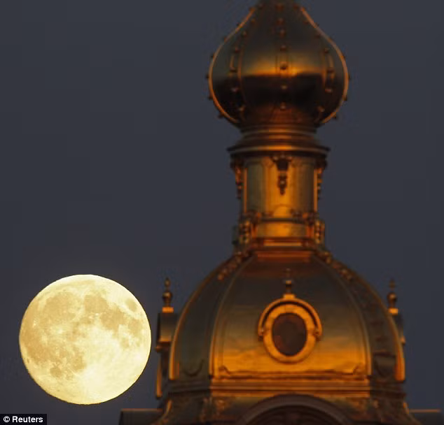 The moon rises behind the Peter and Pawel Fortress in St. Petersburg, Russia Read more: http://www.dailymail.co.uk/news/article-2346857/Supermoon-June-2013-Amazing-pictures-solar-systems-best-lunar-weekend.html#ixzz2X64EZAPX Follow us: @MailOnline on Twitter | DailyMail on Facebook