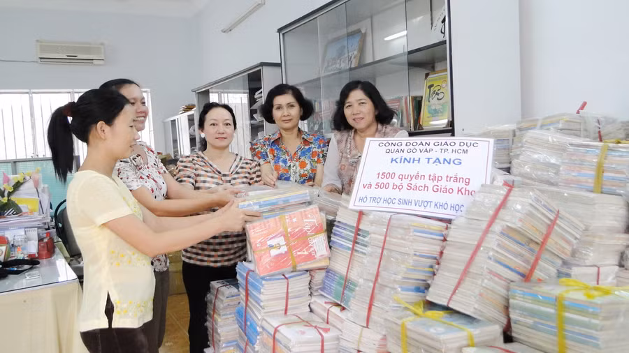 Các cô trong ban chấp hành Công đoàn giáo dục quận Gò Vấp đang lựa lại SGK cho học sinh để tặng cho Báo Giáo Dục và Thời Đại