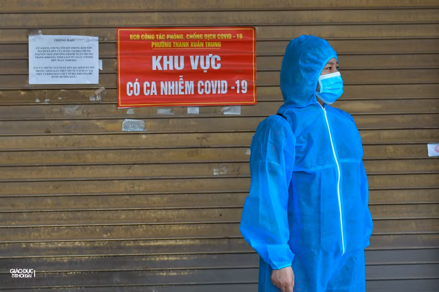 Trước đó, ngày 23/8, quận Thanh Xuân thành lập khu vực cách ly y tế ngõ 328 và 330 đường Nguyễn Trãi ngay sau khi có thông tin về trường hợp mắc Covid-19 trên địa bàn. Từ việc hai trường hợp ở ngõ 330 đi xét nghiệm tại bệnh viện có kết quả dương tính, được Sở Y tế Hà Nội công bố vào sáng 23/8, đến nay đã có gần 600 ca nhiễm liên quan đến"ổ dịch" này.