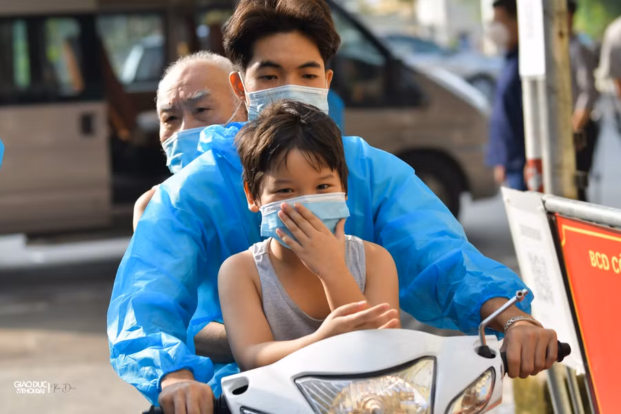 Hà Nội: Người dân Thanh Xuân Trung bóc niêm phong, mở cửa về nhà ảnh 17